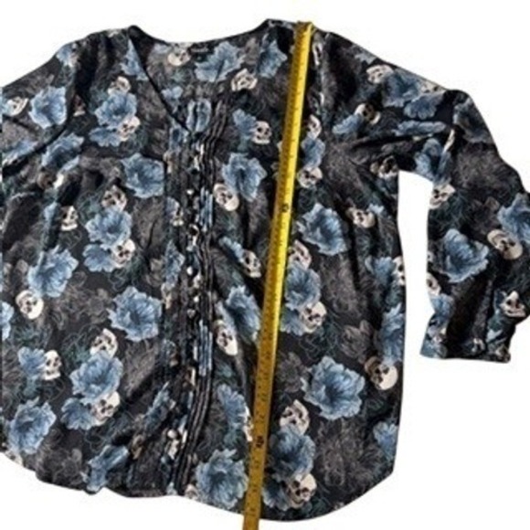 Torrid Blouse Size 1 (14-16) Black and Blue Skull Top - Picture 6 of 9